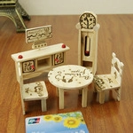 Vista macro detallada del juego de 5 muebles miniatura de madera clara con sillas de corazón