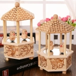 Detalle de caja de música de madera en forma de cenador con grabado de I Love You