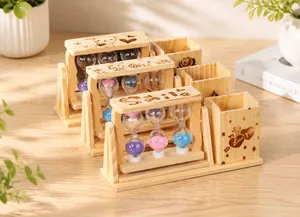 Detalle de portalápices de madera con tres relojes de arena y texto Smile grabado