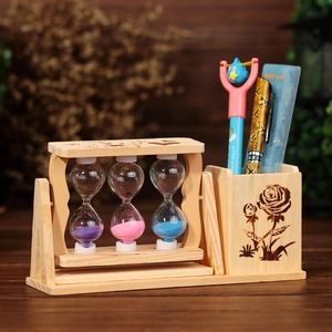 Organizador de escritorio de madera con relojes de arena tricolores y lapicero floral