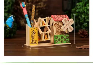 Détail du pot à crayons musical en bois avec grande roue et dimensions du produit