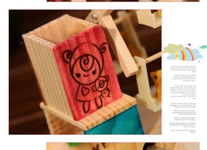 Détail macro de motifs de dessins animés peints à la main sur la boîte à musique en bois