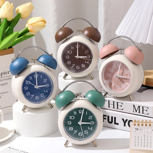 Réveil vintage à double cloche avec alarme forte et cadre métallique rétro pour étudiants