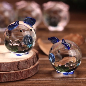 Pair of cute crystal glass pig figurines with green moss interior for home decoration