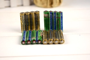 Gruppe von 16 AAA 1,5V Batterien in vier eingeschweißten Viererpacks auf weißem Grund
