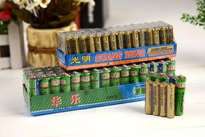 Großpackung AA 1,5V Batterien in zwei 60er-Boxen auf einer weißen Holzoberfläche