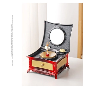 Détail d'une boîte à musique vintage avec ballerine pivotante et miroir doré