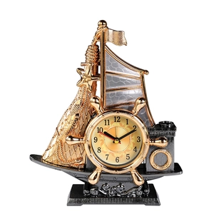 Vintage Segelboot Tischuhr im europäischen Stil mit goldenen Segeln und Steuerrad