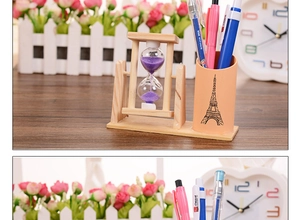 Dettaglio della clessidra in legno con sabbia viola e portapenne motivo Torre Eiffel