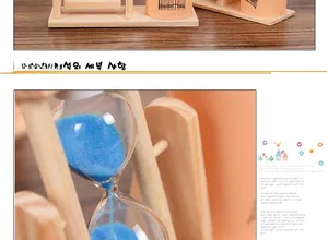 Dettaglio macro della clessidra in legno con sabbia blu e cornice rotante decorativa