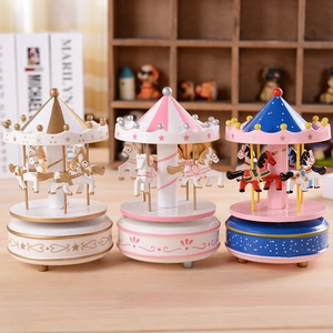 Vintage Karussell-Spieluhr-Set in Gold, Rosa und Blau mit Sternen und Herzrelief
