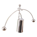 Dettaglio di un pendolo di equilibrio in metallo argento con figure su base cilindrica