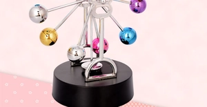 Detail van gekleurde metalen bollen op een reuzenrad eeuwigdurende beweging bureau speelgoed