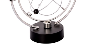 Macro-opname van de roterende metalen ringen en zwarte sfeer van het kinetische orbitale model