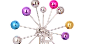 Detail van de kleurrijke metalen bollen op de kinetische reuzenrad sculptuur