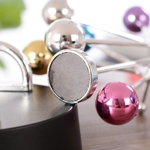 Kleurrijke reuzenrad perpetuum mobile met metalen bollen op een zwarte basis
