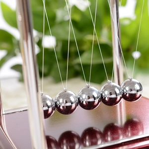 Pendolo di Newton classico con cinque sfere di metallo argento e base in mogano