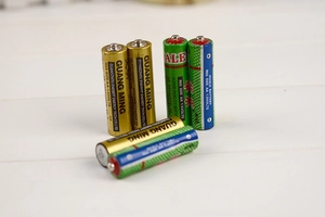 Nahaufnahme von AA R6S 1,5V Kohle-Zink-Batterien in goldener und blauer Metallverpackung