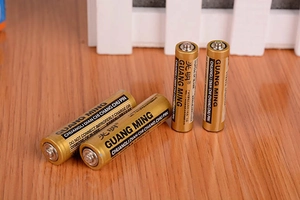 Nahaufnahme von vier AA 1,5V Batterien auf Holzoberfläche für Haushaltsgeräte