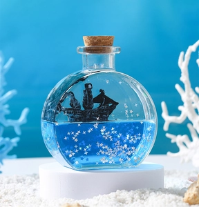 Vue détaillée d'un navire pirate flottant dans une bouteille de liquide bleu avec paillettes