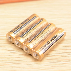 Vierer-Pack AA 1,5V Kohle-Zink-Batterien für Haushaltsgeräte auf hellem Holzhintergrund