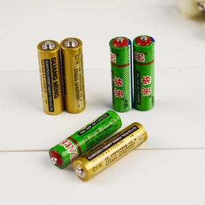 Set mit sechs AA 1.5V Kohlebatterien für Haushaltsuhren und elektronisches Spielzeug
