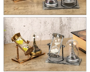 Dettaglio clessidra vintage Torre Eiffel con luci LED e base in metallo decorata