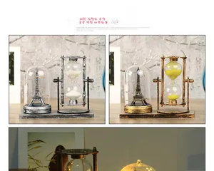 Dettaglio di clessidra vintage con miniatura della Torre Eiffel e luci LED brillanti