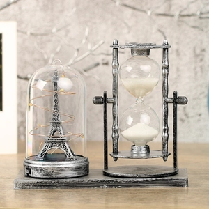 Ornamento vintage Torre Eiffel con clessidra e luci LED su base rettangolare