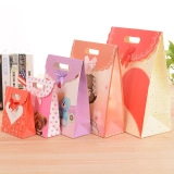 Set aus fünf bunten Geschenktüten in verschiedenen Größen mit Schleifenausschnitt-Griffen