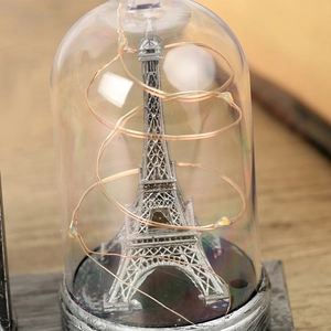 Ornamento vintage a cupola in vetro Torre Eiffel con clessidra e calde luci LED