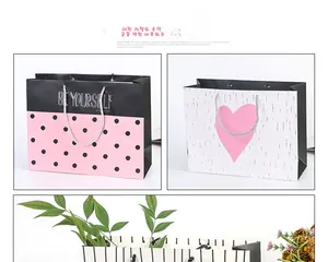 Detailansicht der Geschenktüten mit rosa Punkten, Herzen und schwarz-weißen Streifen
