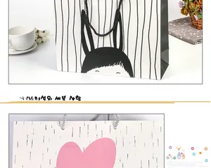 Detail der Geschenkpapiertüten mit Cartoon-Mädchen und rosa Herz-Design mit Griffen