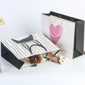 Cartoon-Geschenktüten aus Papier mit Herzmustern und gewebten Griffen für Verpackungen