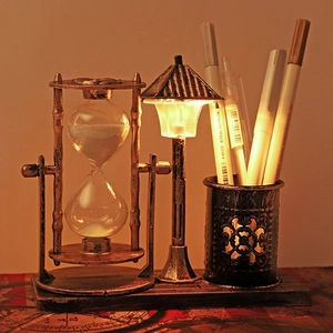 Organisateur Bureau Porte Stylo Sablier Rétro Veilleuse LED Décoration Résine Vintage Pour Maison Bureau Étude Ornement