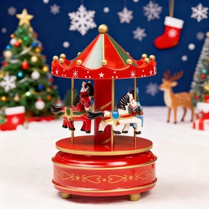 Nahaufnahme einer festlichen Weihnachts-Karussell-Spieluhr mit rot-grünen Details