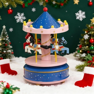 Detailansicht der Karussell-Spieluhr mit Miniaturpferden in festlicher Weihnachtsszene