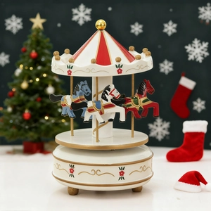Detail einer festlichen Weihnachtsbaum-Spieluhr mit detaillierten roten und goldenen Ornamenten