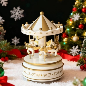 Detail der Karussell-Spieluhr mit goldenen Pferden und Sternen in Weihnachtsdeko