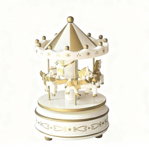 Elegante weiß-goldene Karussell-Spieluhr mit rotierenden Pferden und goldenen Sternen