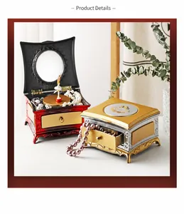 Détail d'une boîte à bijoux musicale vintage avec danseuse étoile et miroir intérieur