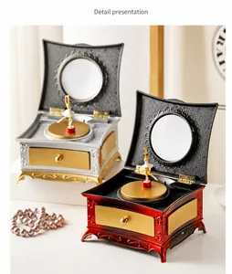 Détail de la boîte à musique ballerine vintage avec miroir de courtoisie et tiroir