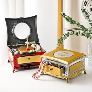 Détail de boîte à musique vintage avec ballerine pivotante et miroir à bijoux intégré