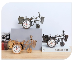Dettaglio degli orologi a trattore retrò con finitura metallica vintage e movimento al quarzo