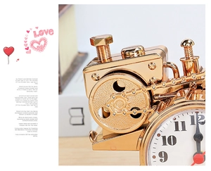 Dettaglio dell'orologio trattore d'oro con ingranaggi steampunk e trama a catena