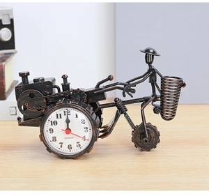 Dettaglio dell'orologio trattore vintage con portapenne integrato e finitura bronzo