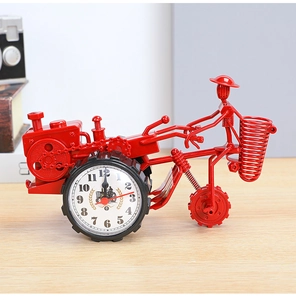 Macro dell'orologio sveglia a trattore vintage rosso con portapenne da scrivania integrato