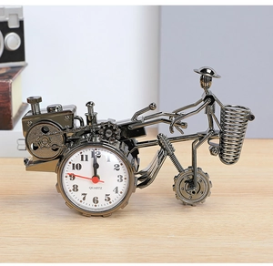 Dettaglio macro di un orologio a forma di trattore vintage in metallo con portapenne
