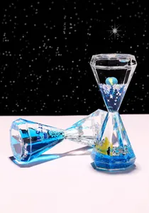 Détail du sablier liquide en forme de diamant avec astronaute et paillettes bleues