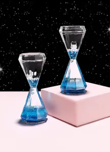 Détail macro du sablier liquide en forme de diamant avec huile bleue et astronaute